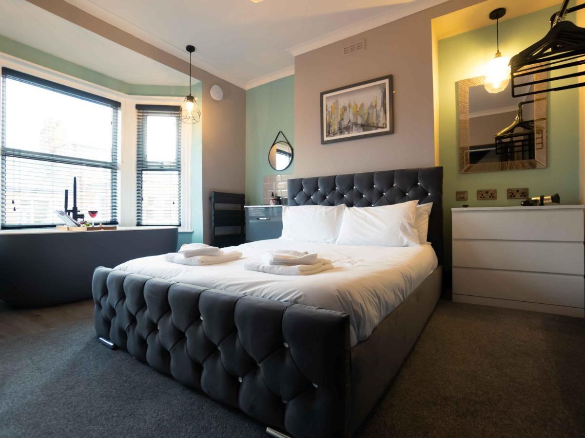Pass The Keys Amazing, Newly Renovated 5Bedroom House Sleeps 10 Scarborough Exteriör bild