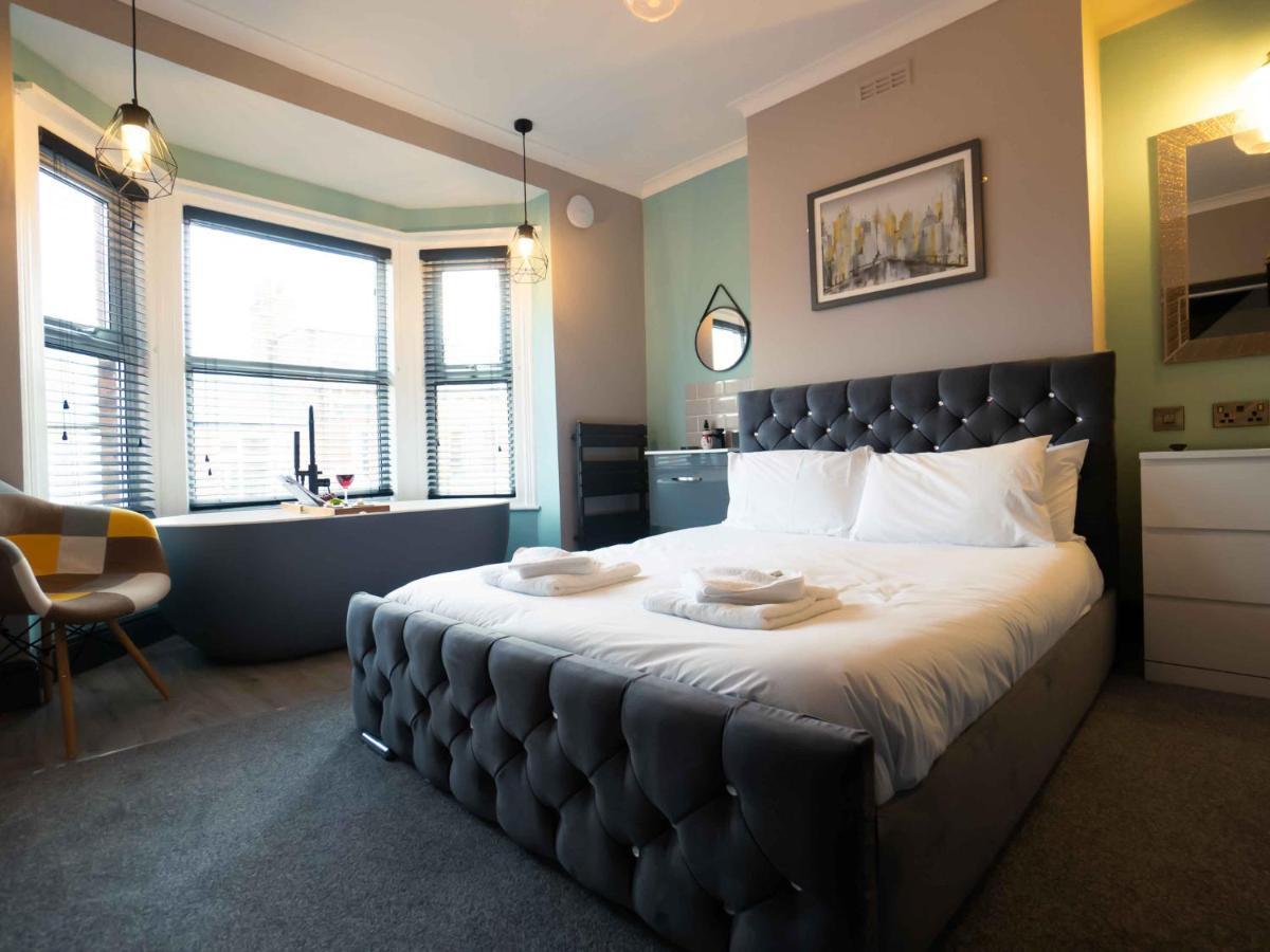 Pass The Keys Amazing, Newly Renovated 5Bedroom House Sleeps 10 Scarborough Exteriör bild